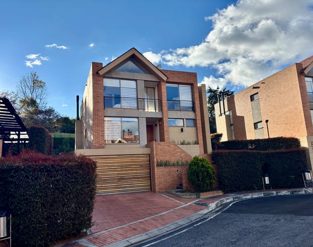 Casa de 3 alcobas en arriendo en Altos De La Colina, Bogotá, 250 m² · foto 2 de 11