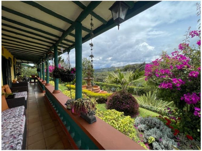 Finca en venta en Santa Elena, Medellín, 200 m² · foto 2 de 18