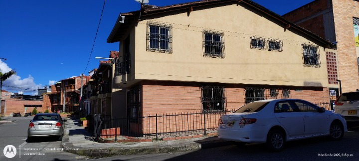 Casa de 6 alcobas en venta en Rionegro, 140 m² · foto 2 de 20