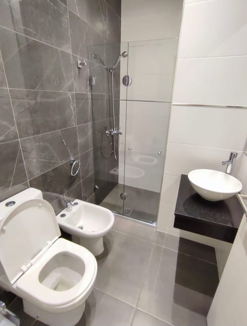 Exclusivo apartamento a estrenar en alquiler, 2 dormitorios con encantador patio, ubicación privilegiada cerca de Luis Alberto de Herrera y Rivera.