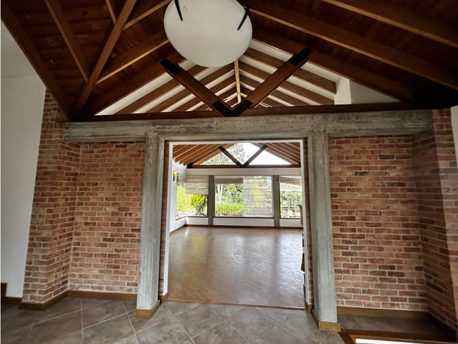 Casa de 4 alcobas en venta en Sindamanoy, Chía, 420 m² · foto 2 de 24