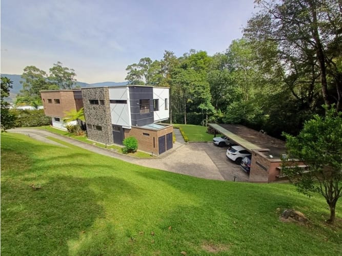 Casa de 5 alcobas en venta en Loma Del Escobero, Envigado, 780 m² · foto 1 de 15