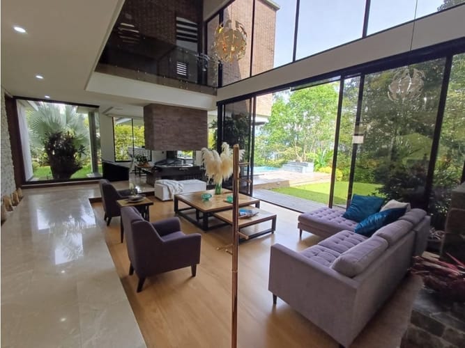 Casa de 5 alcobas en venta en Loma Del Escobero, Envigado, 780 m² · foto 2 de 15