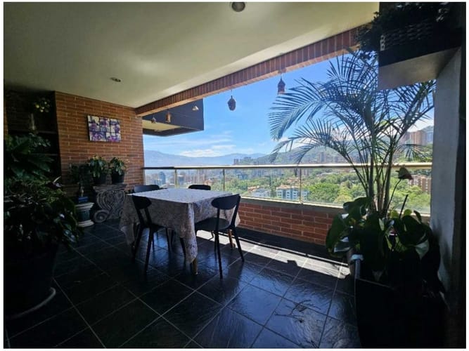 Apartamento de 3 alcobas en venta en Loma De Los Gonzalez, Medellín, 210 m² · foto 1 de 11