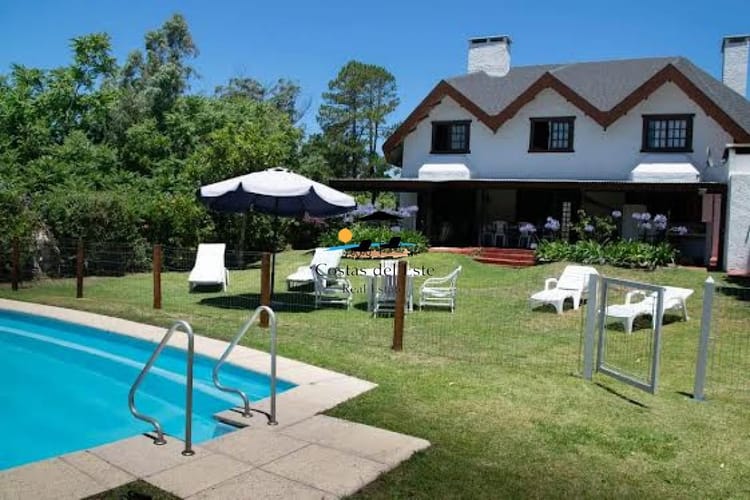 Alquiler Anual Hermosa Propiedad De 5 Dormitorios Y Piscina Climatizada En Pinares,punta Del Este! · Foto 3