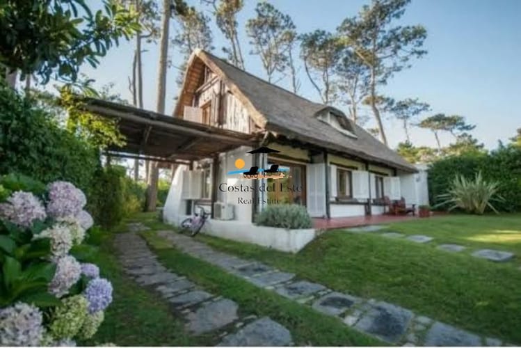 Casa En Alquiler Anual,3 Dormitorios,2 Baños,dep.de Servicio Y Piscina!! · Foto 1