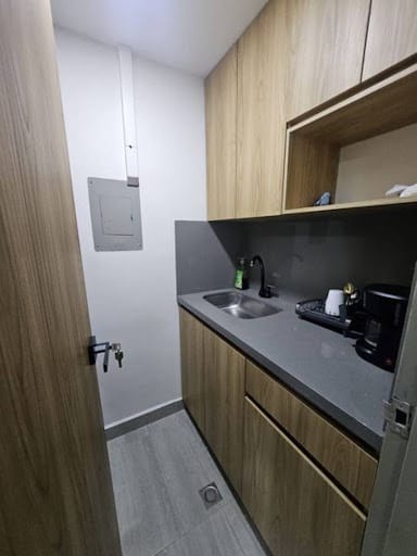 Oficina en arriendo en El Castillo, Medellín, 65 m² · foto 3 de 13