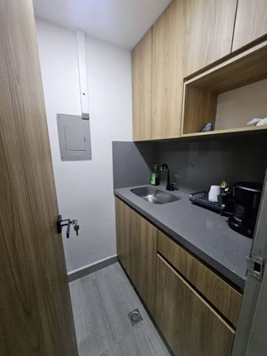 Oficina en arriendo en El Castillo, Medellín, 65 m² · foto 4 de 13