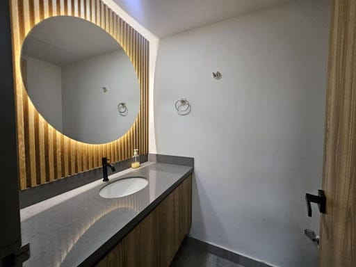 Oficina en arriendo en El Castillo, Medellín, 65 m² · foto 8 de 13
