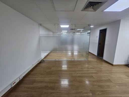 Oficina en arriendo en El Castillo, Medellín, 65 m² · foto 3 de 18