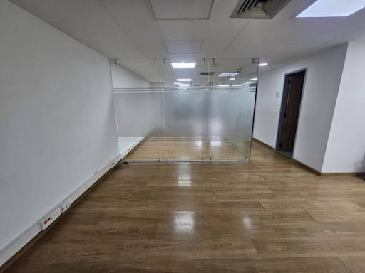 Oficina en arriendo en El Castillo, Medellín, 65 m² · foto 4 de 18