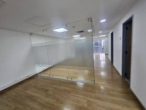 Oficina en arriendo en El Castillo, Medellín, 65 m² · foto 5 de 18