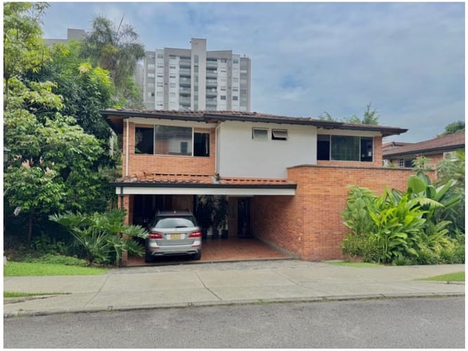 Casa de 3 alcobas en venta en Loma Benedictinos, Envigado, 318 m² · foto 1 de 24