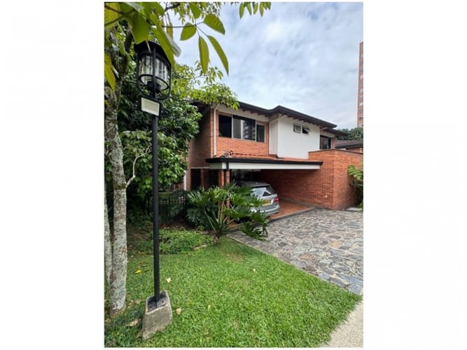 Casa de 3 alcobas en venta en Loma Benedictinos, Envigado, 318 m² · foto 2 de 24
