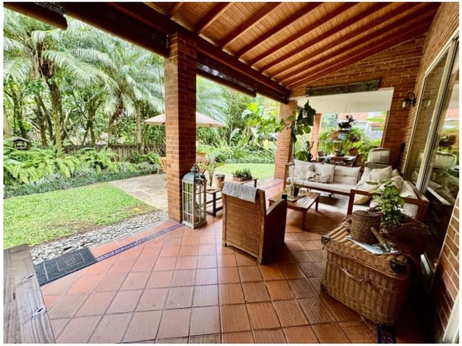 Casa de 3 alcobas en venta en Loma Benedictinos, Envigado, 318 m² · foto 8 de 24