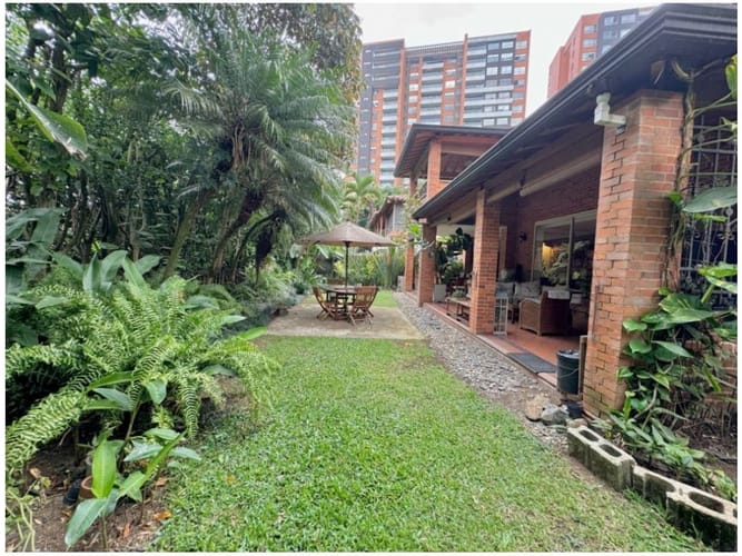 Casa de 3 alcobas en venta en Loma Benedictinos, Envigado, 318 m² · foto 9 de 24