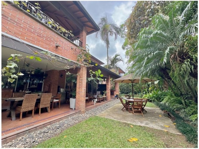 Casa de 3 alcobas en venta en Loma Benedictinos, Envigado, 318 m² · foto 11 de 24