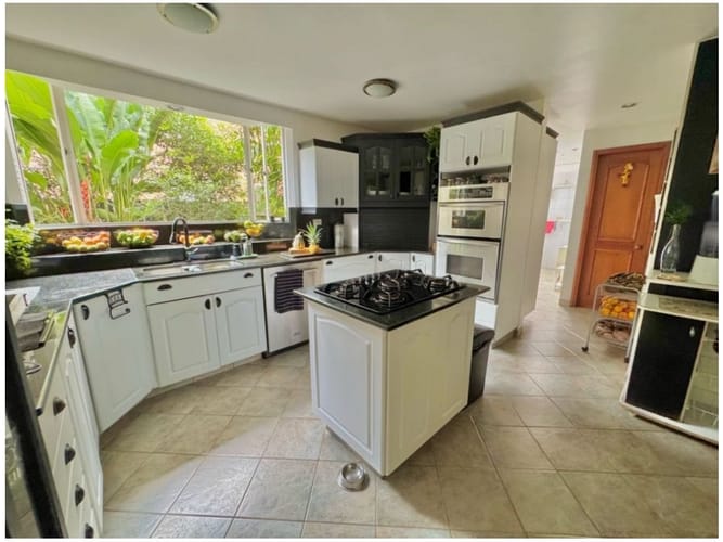 Casa de 3 alcobas en venta en Loma Benedictinos, Envigado, 318 m² · foto 16 de 24