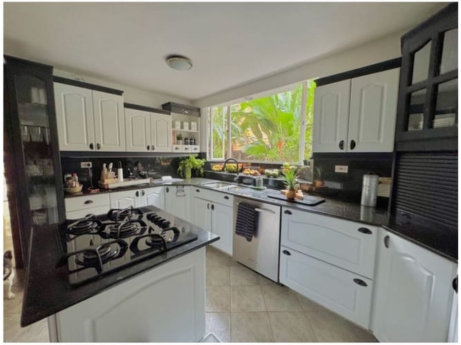 Casa de 3 alcobas en venta en Loma Benedictinos, Envigado, 318 m² · foto 17 de 24