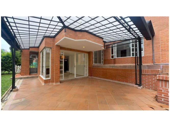 Casa de 4 alcobas en venta en Las Lomas No.2, Medellín, 281 m² · foto 2 de 13