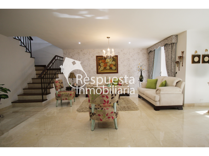 Casa de 3 alcobas en venta en La Florida, Medellín, 266 m² · foto 2 de 24