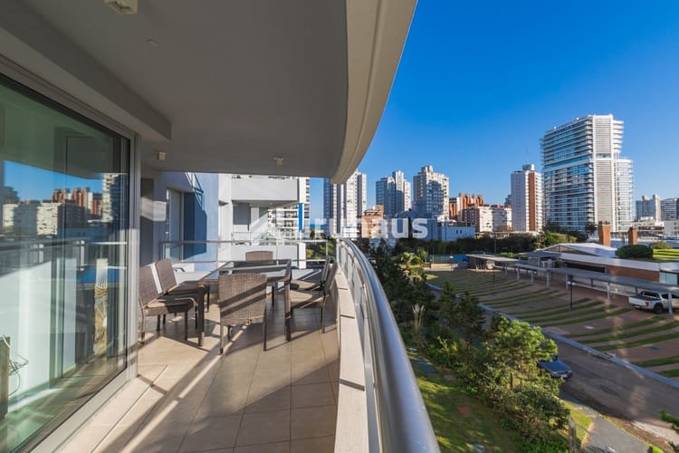ALQUILER APARTAMENTO TRES DORMITORIOS FOREST TOWER 2 PLAYA BRAVA · Foto 2