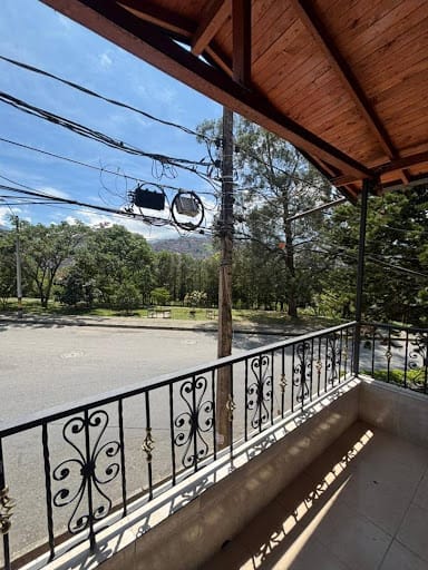 Casa de 6 alcobas en venta en La America, Medellín, 218 m² · foto 2 de 24