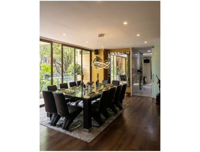 Apartamento de 3 alcobas en venta en Chico, Bogotá, 210 m² · foto 2 de 10