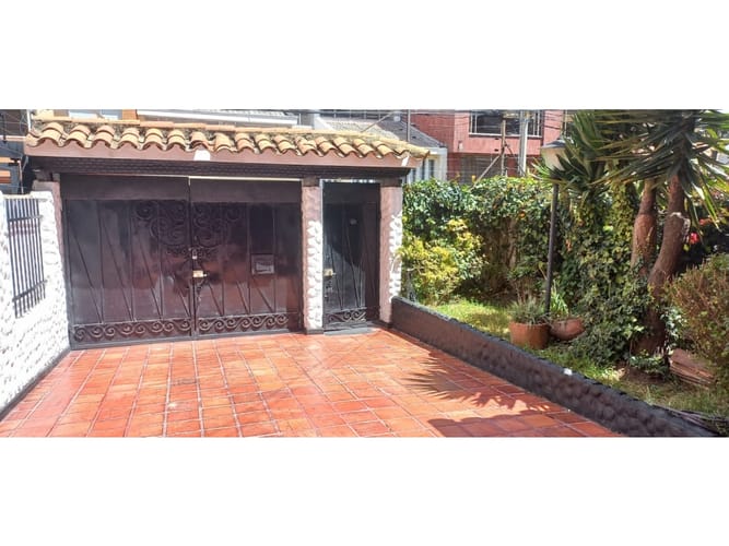 Casa de 3 alcobas en venta en Santa Paula, Bogotá, 285 m² · foto 2 de 24