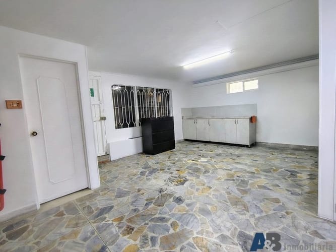Casa de 6 alcobas en arriendo en La Aguacatala, Medellín, 300 m² · foto 2 de 19