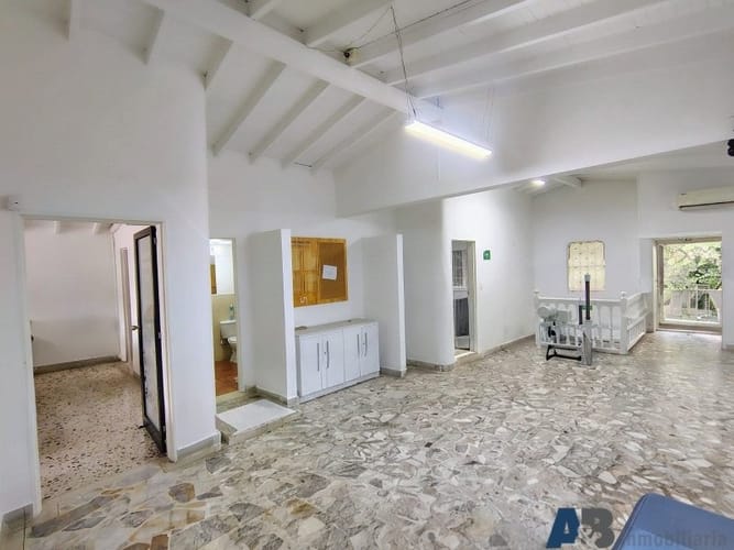 Casa de 6 alcobas en arriendo en La Aguacatala, Medellín, 300 m² · foto 7 de 19