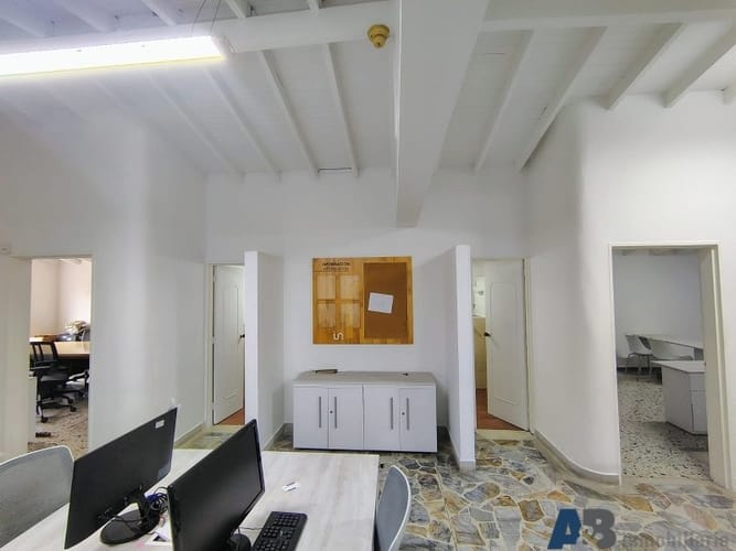 Casa de 6 alcobas en arriendo en La Aguacatala, Medellín, 300 m² · foto 8 de 19