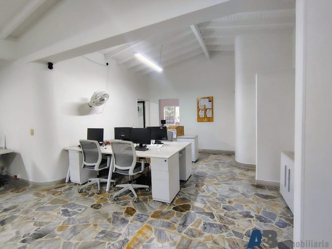 Casa de 6 alcobas en arriendo en La Aguacatala, Medellín, 300 m² · foto 9 de 19