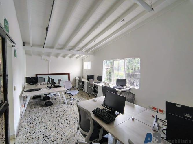 Casa de 6 alcobas en arriendo en La Aguacatala, Medellín, 300 m² · foto 11 de 19