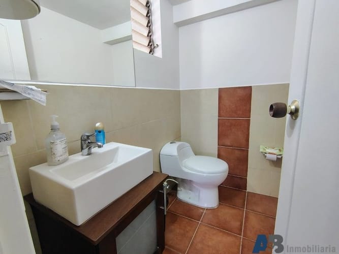 Casa de 6 alcobas en arriendo en La Aguacatala, Medellín, 300 m² · foto 16 de 19