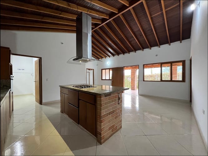 Casa de 3 alcobas en arriendo en Las Antillas, Envigado, 240 m² · foto 3 de 18