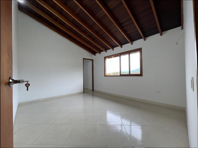 Casa de 3 alcobas en arriendo en Las Antillas, Envigado, 240 m² · foto 11 de 18
