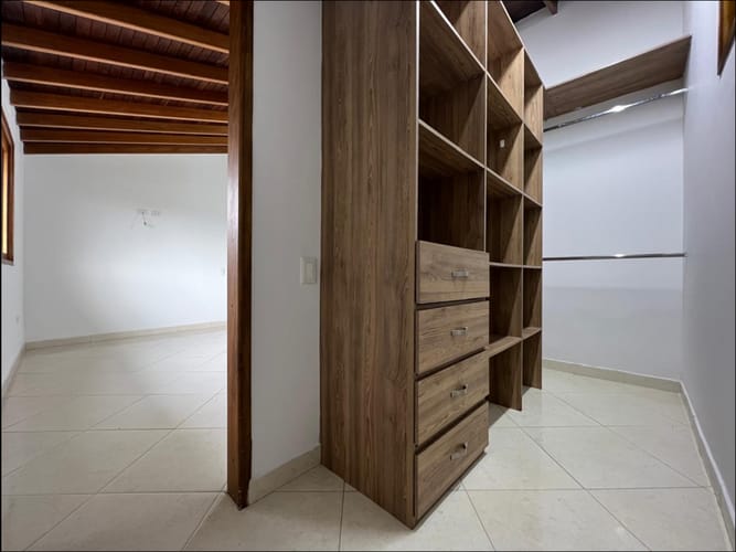 Casa de 3 alcobas en arriendo en Las Antillas, Envigado, 240 m² · foto 12 de 18
