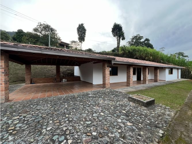 Casa de 3 alcobas en arriendo en Las Antillas, Envigado, 240 m² · foto 16 de 18