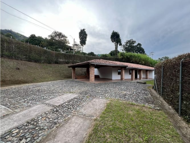 Casa de 3 alcobas en arriendo en Las Antillas, Envigado, 240 m² · foto 17 de 18