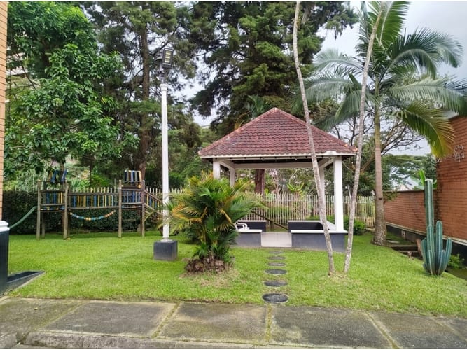 Casa en venta en Vía Las Palmas, Medellín, 291 m² · foto 2 de 7