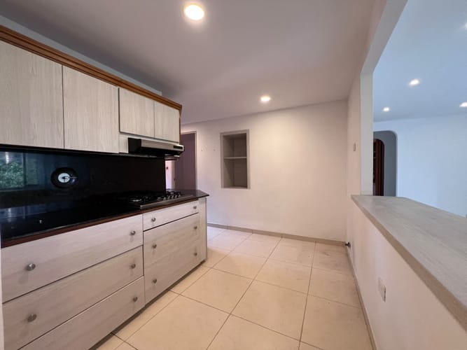 Apartamento de 2 alcobas en arriendo en El Poblado, Medellín, 95 m² · foto 4 de 13