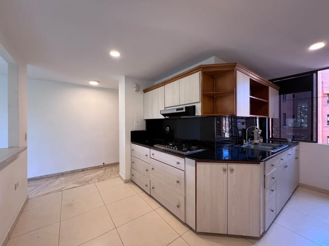 Apartamento de 2 alcobas en arriendo en El Poblado, Medellín, 95 m² · foto 3 de 13