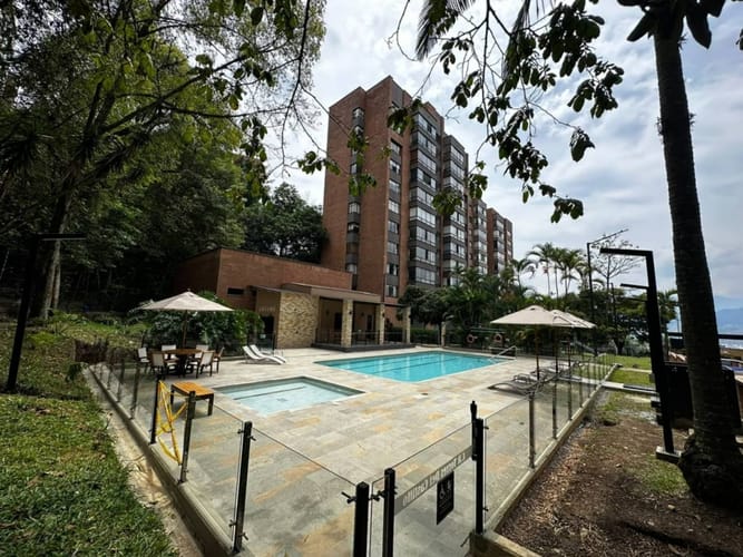 Apartamento de 3 alcobas en arriendo en Las Lomas, Medellín, 200 m² · foto 13 de 21