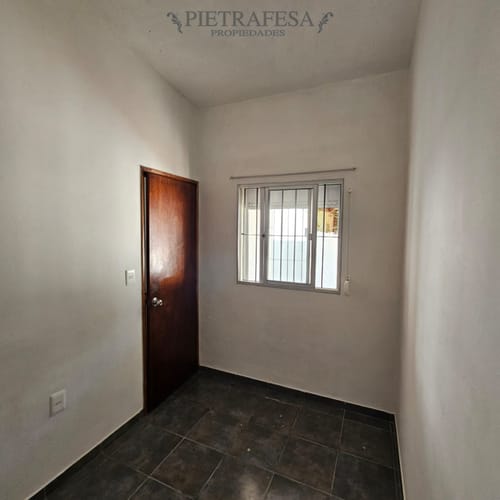Casa en alquiler, 2 dormitorios, 1 baño, patio con parrillero, cochera. Carrasco Norte. · Foto 5