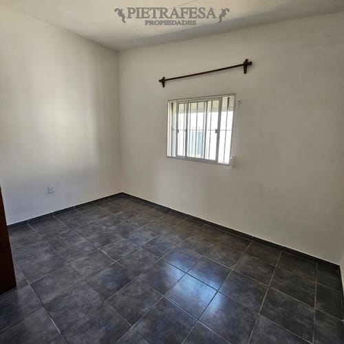 Casa en alquiler, 2 dormitorios, 1 baño, patio con parrillero, cochera. Carrasco Norte. · Foto 6
