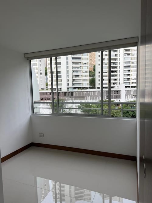 Apartamento de 2 alcobas en arriendo en Loma Del Indio, Medellín, 76 m² · foto 4 de 12