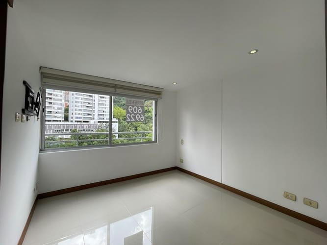 Apartamento de 2 alcobas en arriendo en Loma Del Indio, Medellín, 76 m² · foto 5 de 12