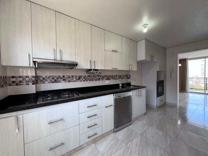 Apartamento de 3 alcobas en arriendo en El Poblado, Medellín, 106 m² · foto 3 de 14