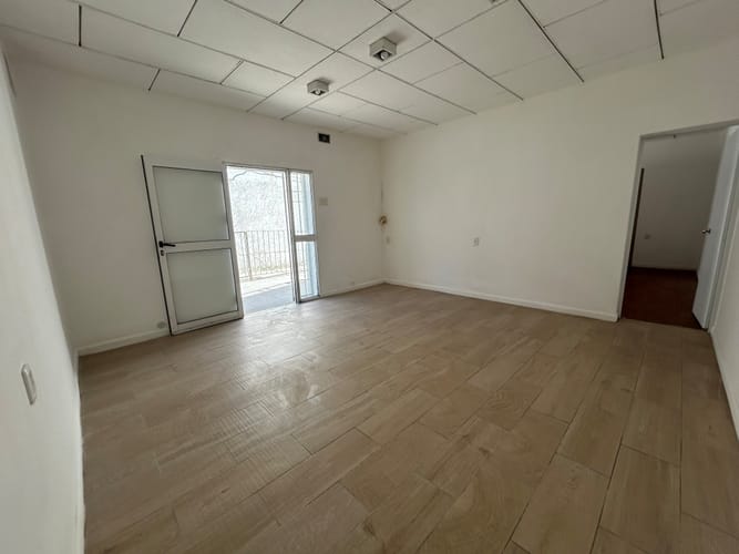 Alquiler apartamento planta baja, gran patio, cocina definida, sin gastos comunes Próximo Católica, impecable La Blanqueada · Foto 1